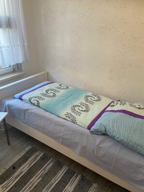 2 bedrooms, travel crib, bed sheets