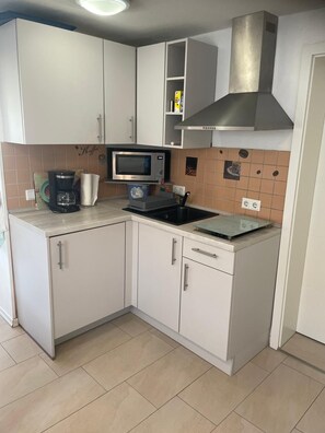 Kühlschrank, Mikrowelle, Wasserkocher mit Kaffee-/Teezubehör