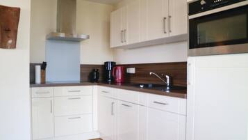 Een koelkast, een kookplaat, een vaatwasser