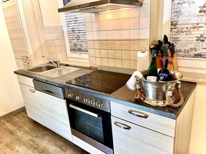 Kylskåp, mikrovågsugn, ugn och diskmaskin