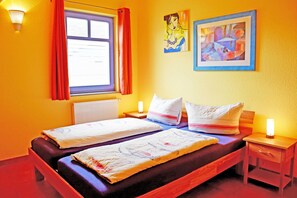 2 bedrooms, travel cot, bed sheets