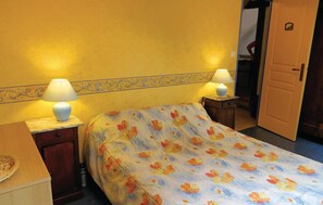 1 bedroom, travel cot, free WiFi - Nice home in Vernie with WiFi (Vernie)