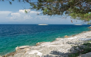 Una spiaggia nelle vicinanze