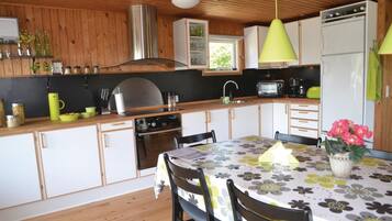 Kühlschrank, Herdplatte, Wasserkocher mit Kaffee-/Teezubehör