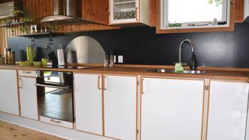 Kühlschrank, Herdplatte, Wasserkocher mit Kaffee-/Teezubehör