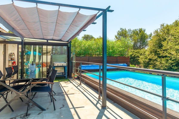 Een verwarmd zwembad