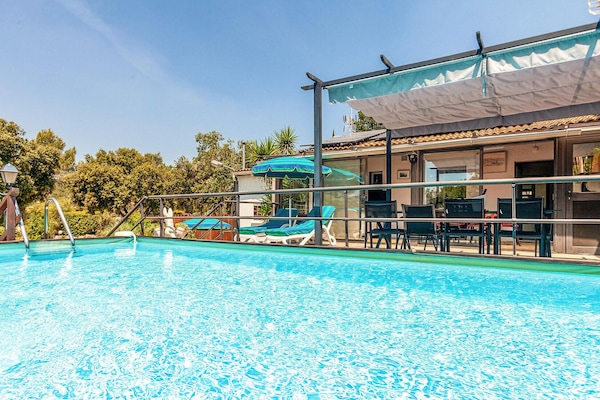 Een verwarmd zwembad