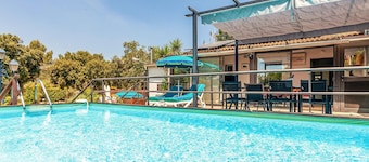 Amazing home in Signes