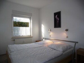 2 bedrooms, travel crib, bed sheets