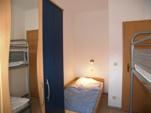 2 camere, culla da viaggio, lenzuola