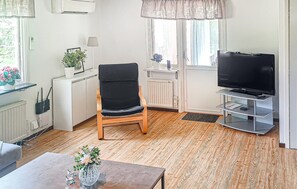 TV, fireplace - Gorgeous home in Annerstad (Annerstad)