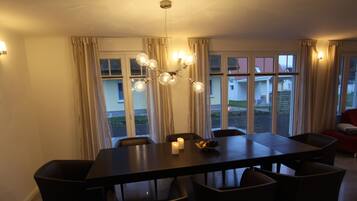 Comfort House, 5 bedrooms, 3 bathrooms, terrace, garden | In-room dining