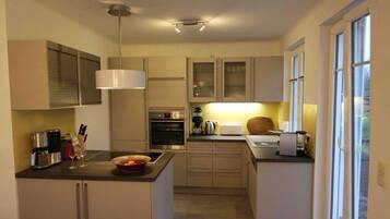Comfort House, 5 bedrooms, 3 bathrooms, terrace, garden | Private kitchen | Fridge, microwave, coffee/tea maker