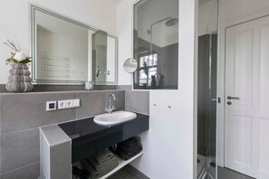 Doccia, asciugacapelli, asciugamani, sapone