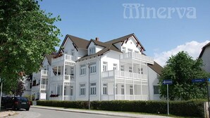 Ein mehrstöckiges Hotel mit Balkonen und einem Schild mit der Aufschrift 'Flickersteg'.