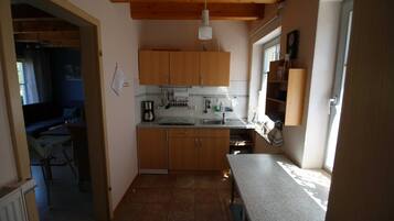 KĂŒhlschrank, Mikrowelle, Wasserkocher mit Kaffee-/Teezubehör