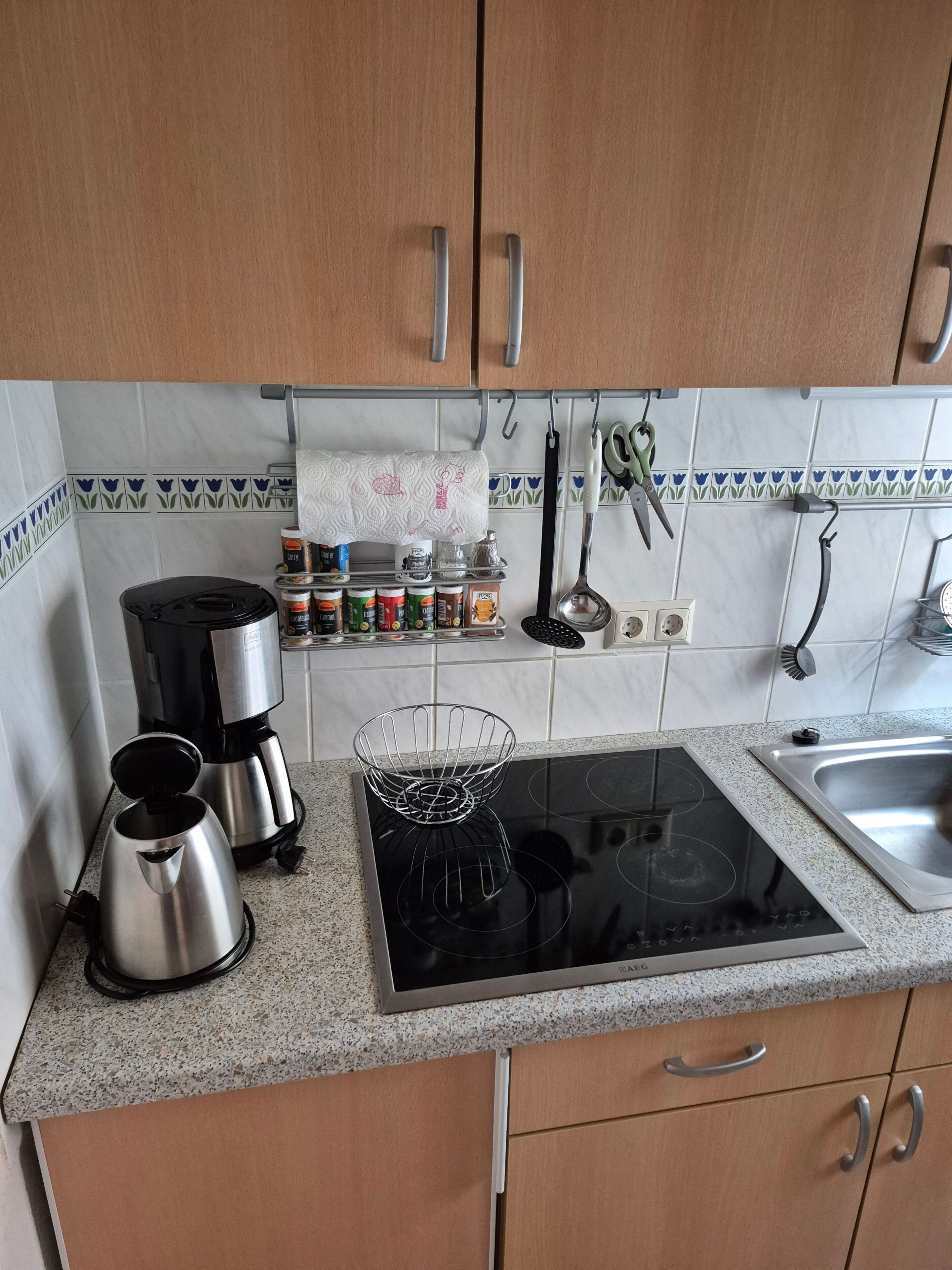 Kühlschrank, Mikrowelle, Wasserkocher mit Kaffee-/Teezubehör