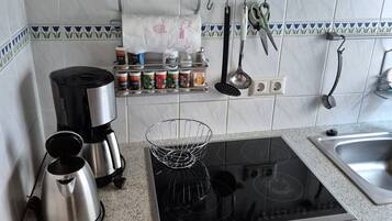 Kühlschrank, Mikrowelle, Wasserkocher mit Kaffee-/Teezubehör