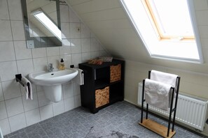 Shower, hair dryer - Vacation home Boddenblick (Barth)