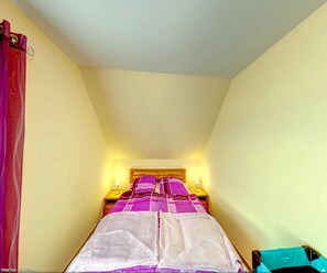 4 bedrooms, travel crib, WiFi, bed sheets