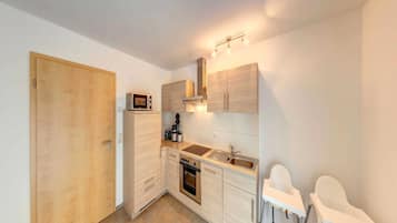 Frigorífico, microondas, horno y lavavajillas