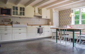 Geladeira, micro-ondas, cooktop, lava-louças