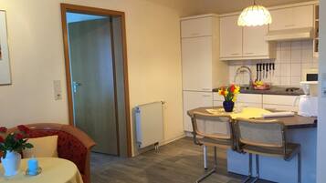 Kühlschrank, Mikrowelle, Wasserkocher mit Kaffee-/Teezubehör