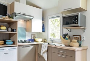 Refrigerador, microondas, parrilla de estufa y cafetera y tetera 