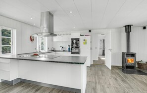 Frigorifero, piano cottura, lavastoviglie, macchina per tè/caffè