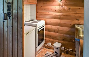 Refrigerador, microondas, parrilla de estufa y cafetera y tetera 