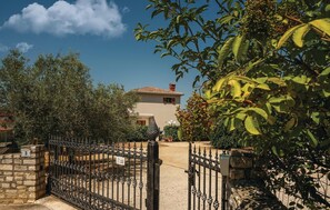 Property grounds - Beautiful home in Tar (Tar)