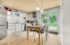 Køleskab, mikrobølgeovn, kogeplade, opvaskemaskine