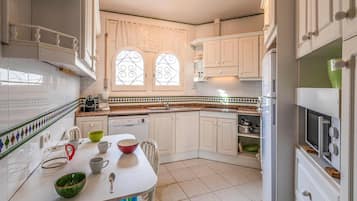 Fridge, stovetop, dishwasher, coffee/tea maker