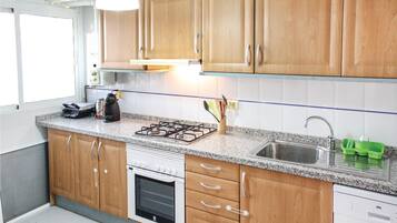 Fridge, stovetop, dishwasher, coffee/tea maker