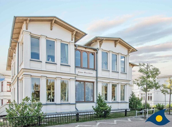 Unclassified image, 1 of 27, button