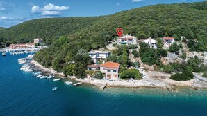 A coastal village with houses on a hillside overlooking a marina. - 2 bedroom nice apartment in Krnica (Krnica)