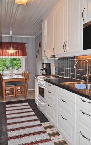 Fridge, stovetop, coffee/tea maker - 2 bedroom awesome home in Sölvesborg (Sölvesborg)