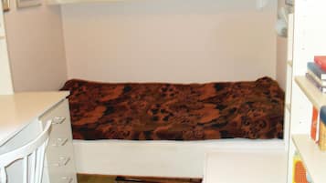4 bedrooms, travel cot