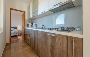 Een koelkast, een kookplaat, een vaatwasser