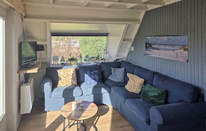 TV - Cozy home in Groote Keeten with WiFi (Groote Keeten)