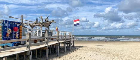 Una spiaggia nelle vicinanze, pesca