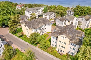 Un quartier résidentiel avec des immeubles à plusieurs étages, une rue et des espaces verts.