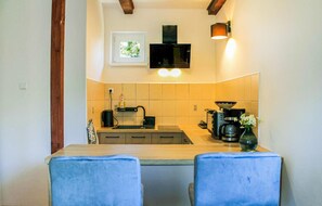 Réfrigérateur, four à micro-ondes, surface de cuisson, cafetière-théière