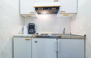 ثلاجة، موقد طهي مسطح، ماكينة لصنع القهوة/الشاي