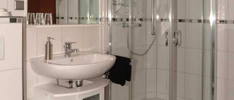 シャワー、ヘアドライヤー、タオル