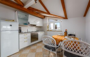 ثلاجة، موقد طهي مسطح، ماكينة لصنع القهوة/الشاي