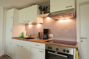 Frigorifero, forno, seggiolone