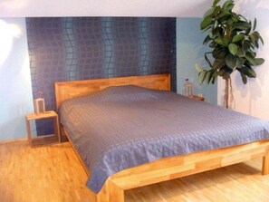 3 bedrooms, travel cot, WiFi, bed sheets