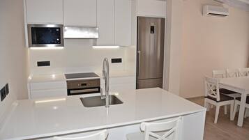 Een koelkast, een vaatwasser, een koffiezetapparaat/waterkoker