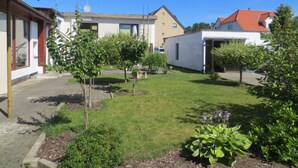 A residential area with houses, a paved driveway, and small trees. - Apartment Starfish - Apartment starfish (Graal-Müritz)